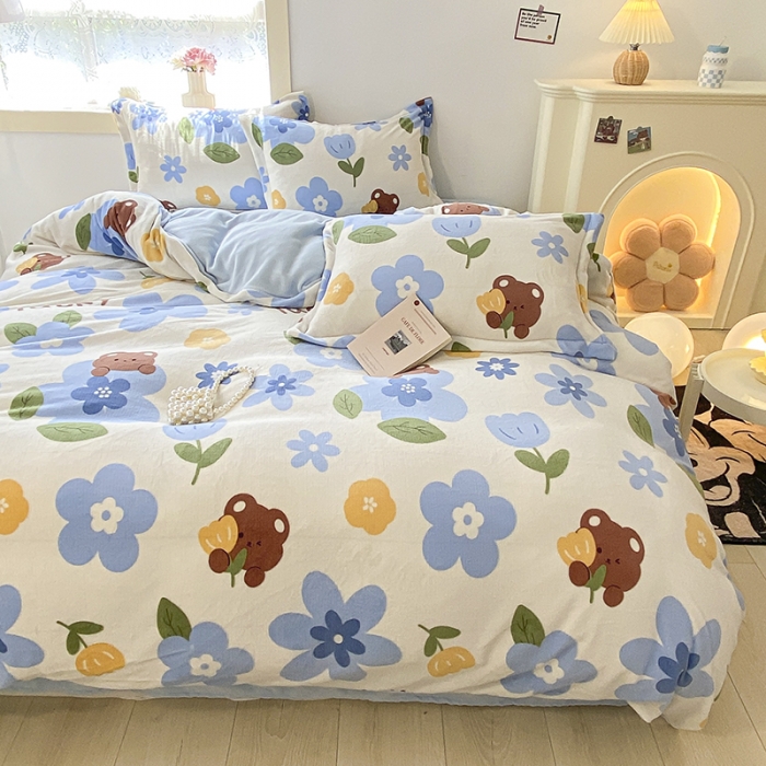 91家纺网 家纺一手货源 找家纺 沐慕  2022新款牛奶绒四件套 蓝花小熊