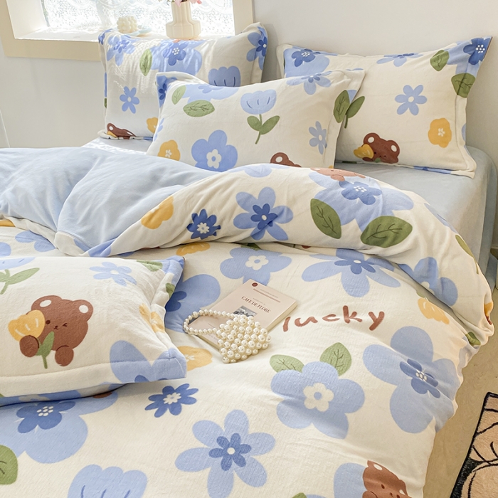 91家纺网 家纺一手货源 找家纺 沐慕  2022新款牛奶绒四件套 蓝花小熊