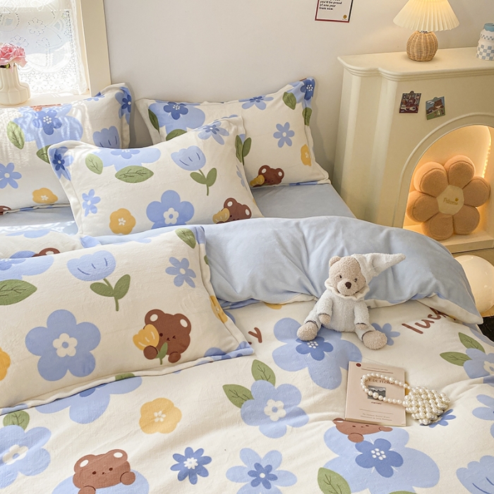 91家纺网 家纺一手货源 找家纺 沐慕  2022新款牛奶绒四件套 蓝花小熊