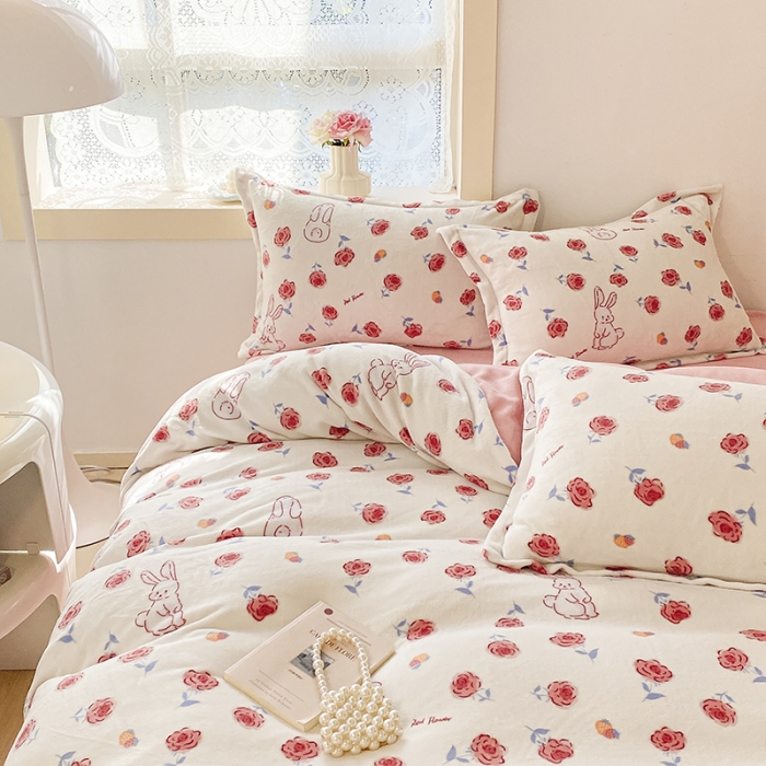 91家纺网 家纺一手货源 找家纺 沐慕  2022新款牛奶绒四件套 玫瑰小兔