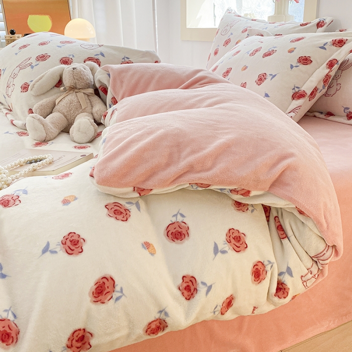 91家纺网 家纺一手货源 找家纺 沐慕  2022新款牛奶绒四件套 玫瑰小兔