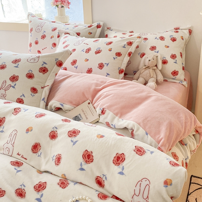 91家纺网 家纺一手货源 找家纺 沐慕  2022新款牛奶绒四件套 玫瑰小兔