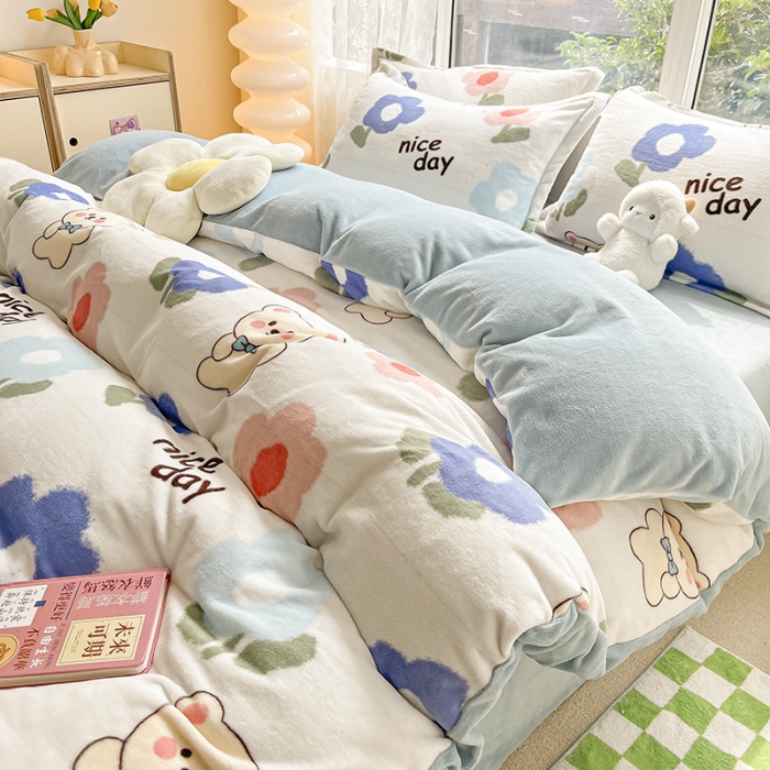 91家纺网 家纺一手货源 找家纺 2022新款爆款慕尚高克重田园风印花牛奶绒四件套 小太熊