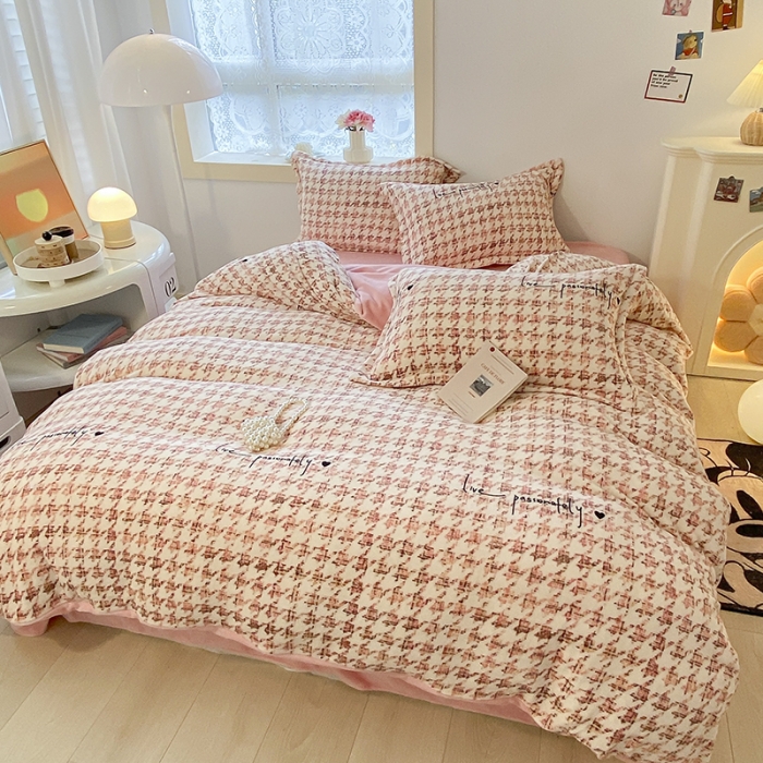 91家纺网 家纺一手货源 找家纺 沐慕  2022新款牛奶绒四件套 千鸟格粉