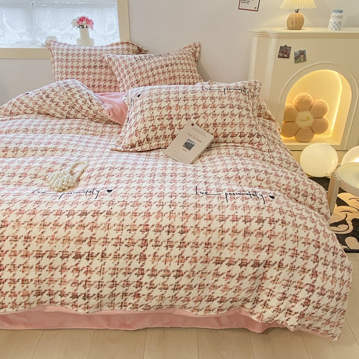 91家纺网 家纺一手货源 找家纺 沐慕  2022新款牛奶绒四件套 千鸟格粉