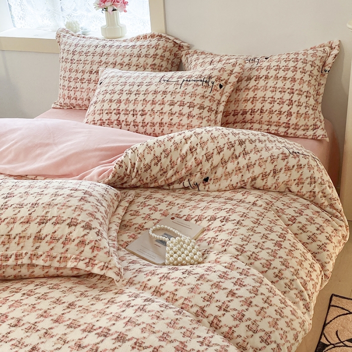 91家纺网 家纺一手货源 找家纺 沐慕  2022新款牛奶绒四件套 千鸟格粉