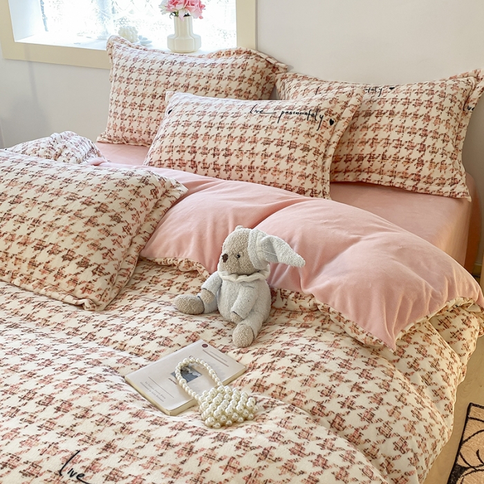 91家纺网 家纺一手货源 找家纺 沐慕  2022新款牛奶绒四件套 千鸟格粉