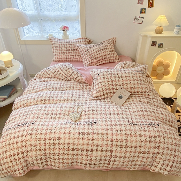 91家纺网 家纺一手货源 找家纺 沐慕  2022新款牛奶绒四件套 千鸟格粉