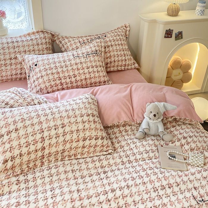 91家纺网 家纺一手货源 找家纺 沐慕  2022新款牛奶绒四件套 千鸟格粉