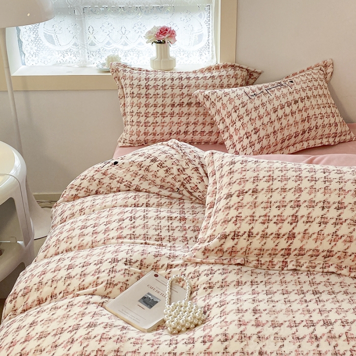 91家纺网 家纺一手货源 找家纺 沐慕  2022新款牛奶绒四件套 千鸟格粉