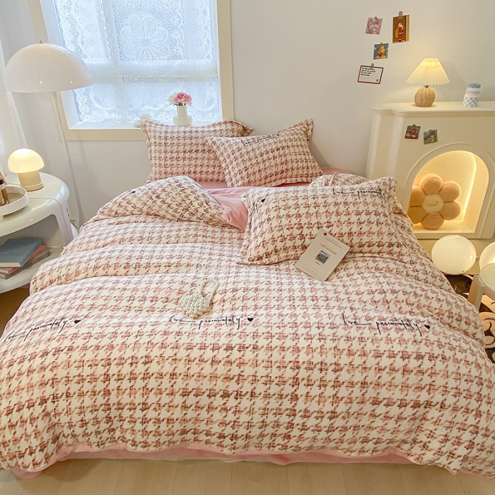 91家纺网 家纺一手货源 找家纺 沐慕  2022新款牛奶绒四件套 千鸟格粉