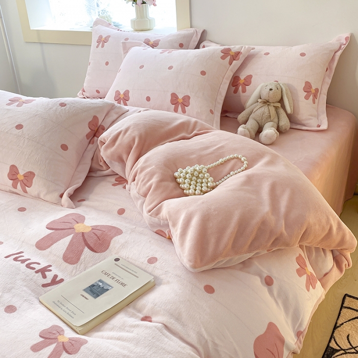 91家纺网 家纺一手货源 找家纺 沐慕  2022新款牛奶绒四件套 幸运蝴蝶结