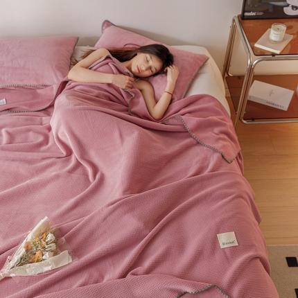 91家纺网 家纺一手货源 找家纺 莱登卡奴2022新款牛奶绒华芙格双层复合四季盖毯休闲毯杏豆沙