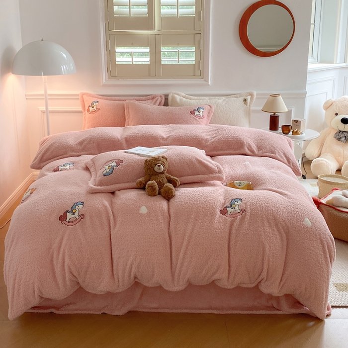 91家纺网 家纺一手货源 找家纺 萝莉家纺 230克高克重软绵绵的泰迪绒四件套 小木马少女粉