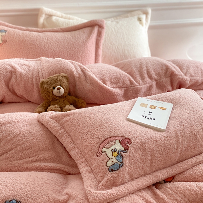 91家纺网 家纺一手货源 找家纺 萝莉家纺 230克高克重软绵绵的泰迪绒四件套 小木马少女粉