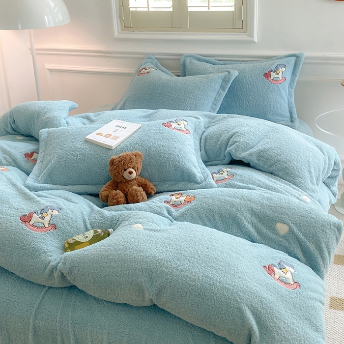 91家纺网 家纺一手货源 找家纺 萝莉家纺 230克高克重软绵绵的泰迪绒四件套 小木马水兰