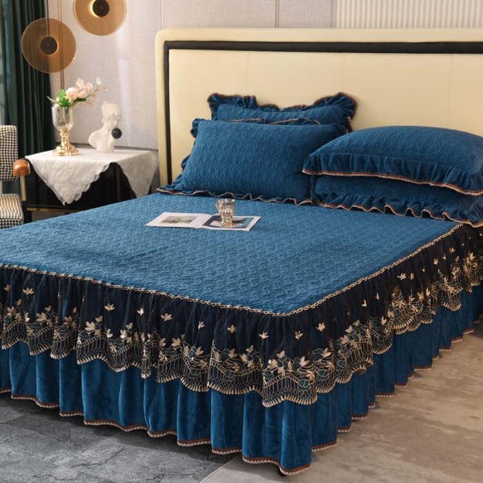 91家纺网 家纺一手货源 找家纺 美达水晶绒纯色夹棉床裙盛世皇朝系列床裙三件套 盛世皇朝-宝兰