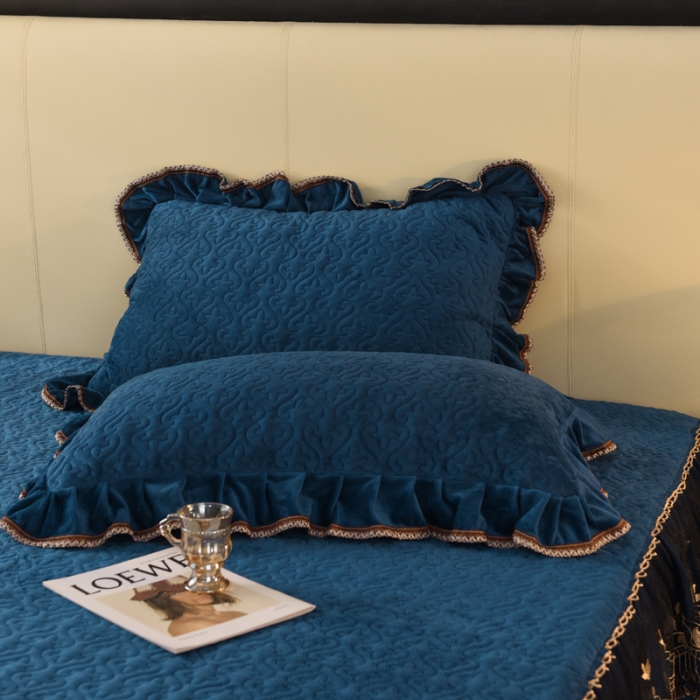 91家纺网 家纺一手货源 找家纺 美达水晶绒纯色夹棉床裙盛世皇朝系列床裙三件套 盛世皇朝-宝兰