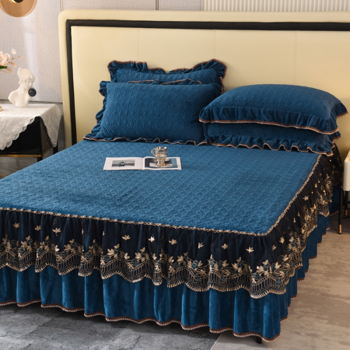 91家纺网 家纺一手货源 找家纺 美达水晶绒纯色夹棉床裙盛世皇朝系列床裙三件套 盛世皇朝-宝兰