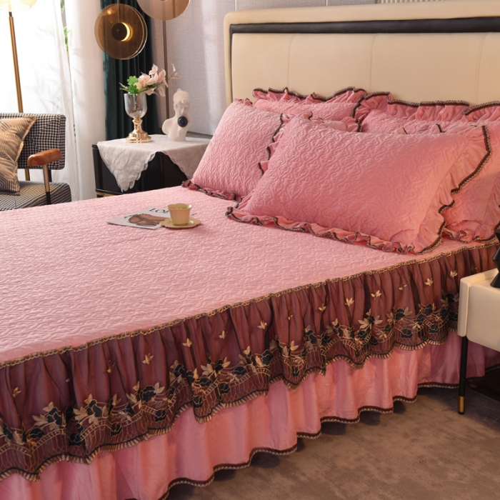 91家纺网 家纺一手货源 找家纺 美达水晶绒纯色夹棉床裙盛世皇朝系列床裙三件套 盛世皇朝-粉玉