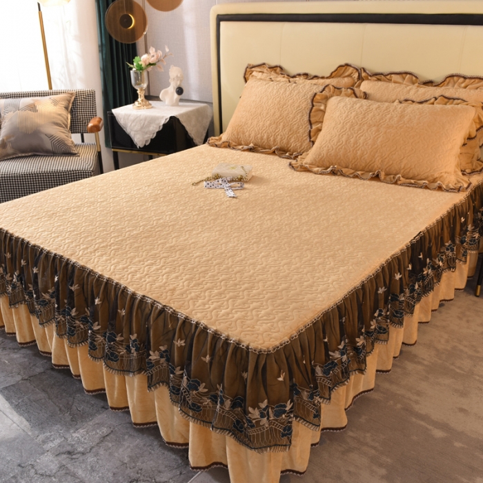 91家纺网 家纺一手货源 找家纺 美达水晶绒纯色夹棉床裙盛世皇朝系列床裙三件套 盛世皇朝-金驼