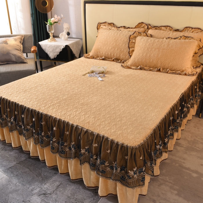 91家纺网 家纺一手货源 找家纺 美达水晶绒纯色夹棉床裙盛世皇朝系列床裙三件套 盛世皇朝-金驼