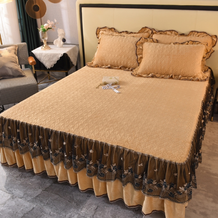 91家纺网 家纺一手货源 找家纺 美达水晶绒纯色夹棉床裙盛世皇朝系列床裙三件套 盛世皇朝-金驼