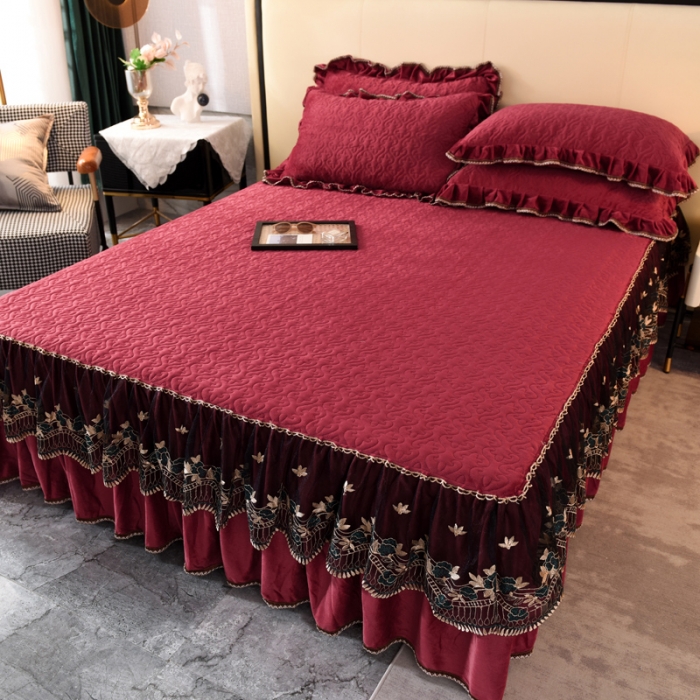 91家纺网 家纺一手货源 找家纺 美达水晶绒纯色夹棉床裙盛世皇朝系列床裙三件套 盛世皇朝-酒红