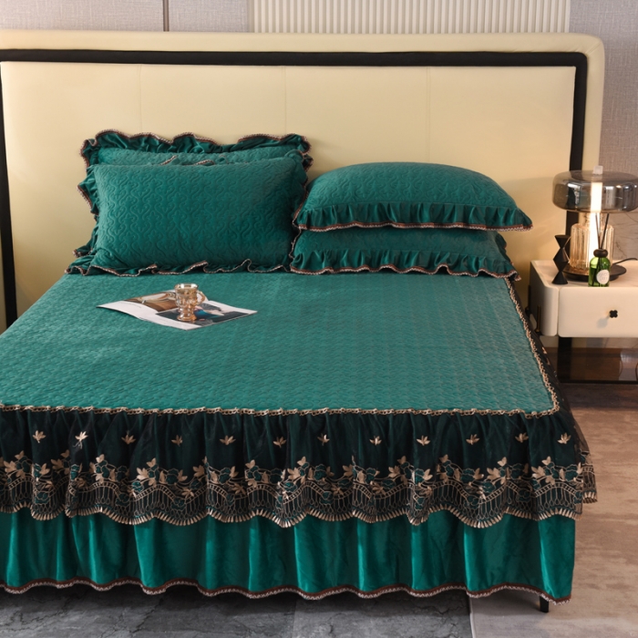 91家纺网 家纺一手货源 找家纺 美达水晶绒夹棉床裙盛世皇朝系列床裙三件套 盛世皇朝-孔雀绿