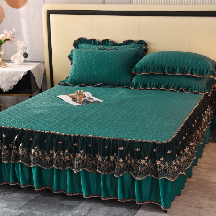 91家纺网 家纺一手货源 找家纺 美达水晶绒夹棉床裙盛世皇朝系列床裙三件套 盛世皇朝-孔雀绿