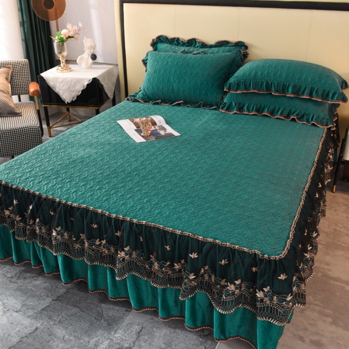 91家纺网 家纺一手货源 找家纺 美达水晶绒夹棉床裙盛世皇朝系列床裙三件套 盛世皇朝-孔雀绿