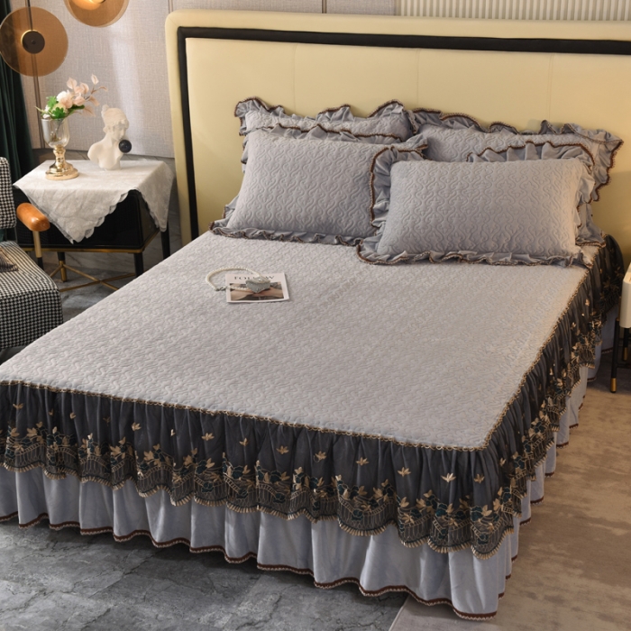 91家纺网 家纺一手货源 找家纺 美达水晶绒纯色夹棉床裙盛世皇朝系列床裙三件套 盛世皇朝-银灰