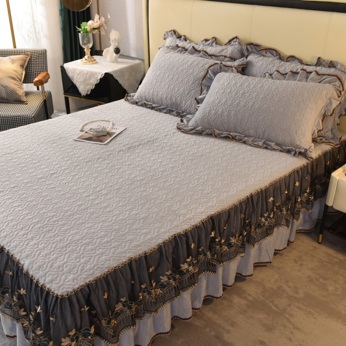 91家纺网 家纺一手货源 找家纺 美达水晶绒纯色夹棉床裙盛世皇朝系列床裙三件套 盛世皇朝-银灰