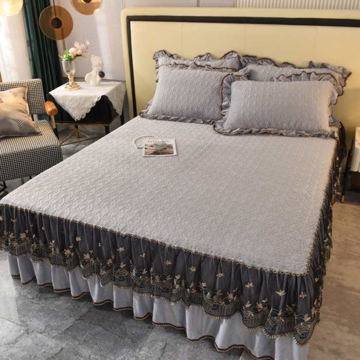 91家纺网 家纺一手货源 找家纺 美达水晶绒纯色夹棉床裙盛世皇朝系列床裙三件套 盛世皇朝-银灰