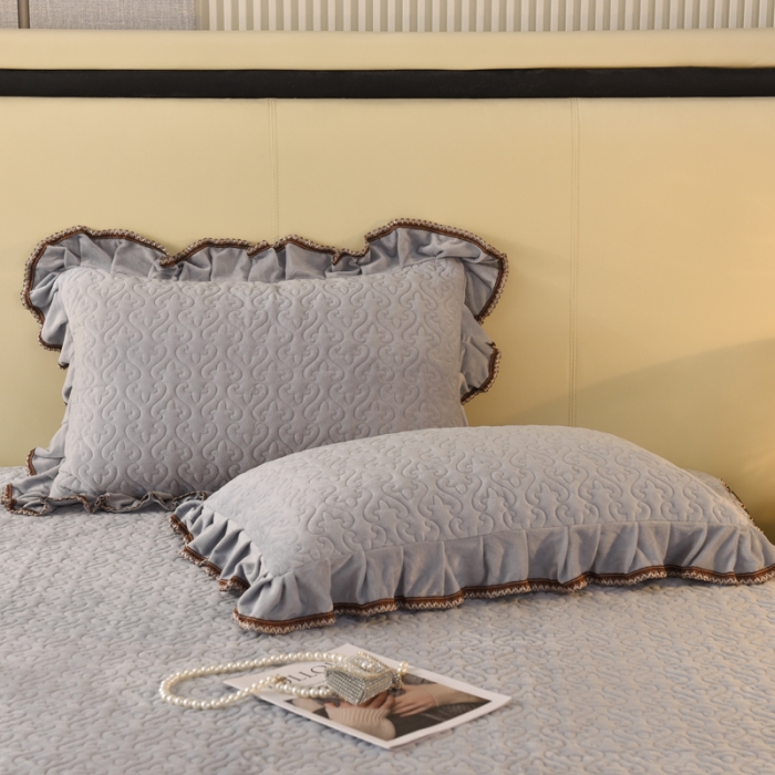 91家纺网 家纺一手货源 找家纺 美达水晶绒纯色夹棉床裙盛世皇朝系列床裙三件套 盛世皇朝-银灰