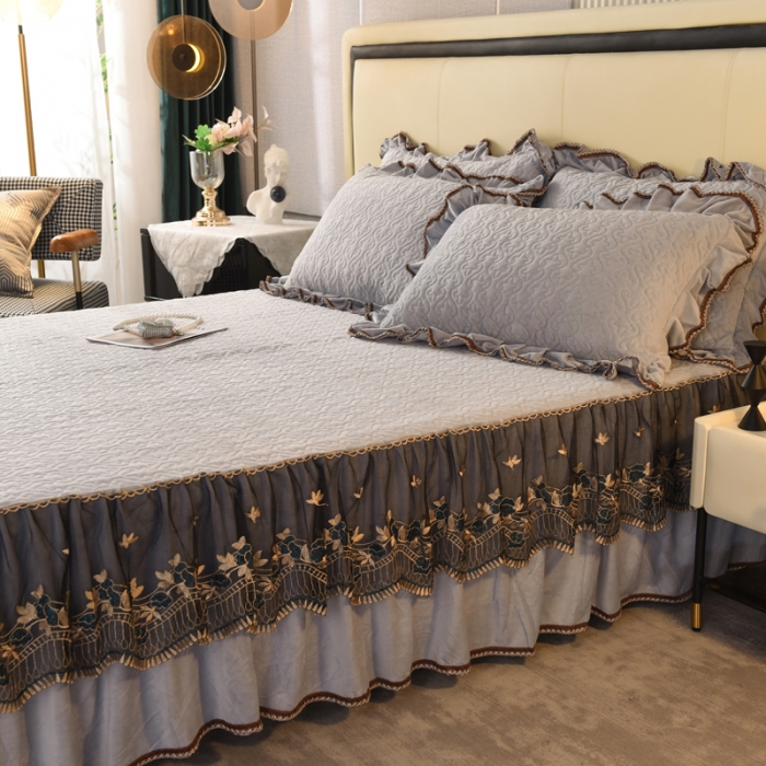 91家纺网 家纺一手货源 找家纺 美达水晶绒纯色夹棉床裙盛世皇朝系列床裙三件套 盛世皇朝-银灰