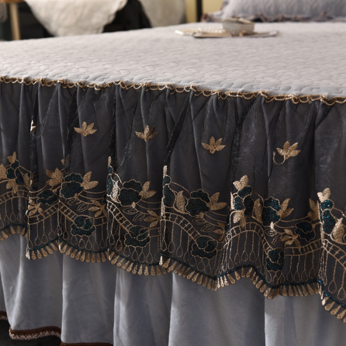 91家纺网 家纺一手货源 找家纺 美达水晶绒纯色夹棉床裙盛世皇朝系列床裙三件套 盛世皇朝-银灰