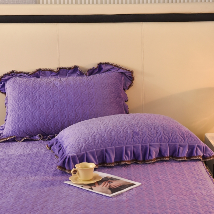 91家纺网 家纺一手货源 找家纺 美达水晶绒纯色夹棉床裙盛世皇朝系列床裙三件套 盛世皇朝-紫色