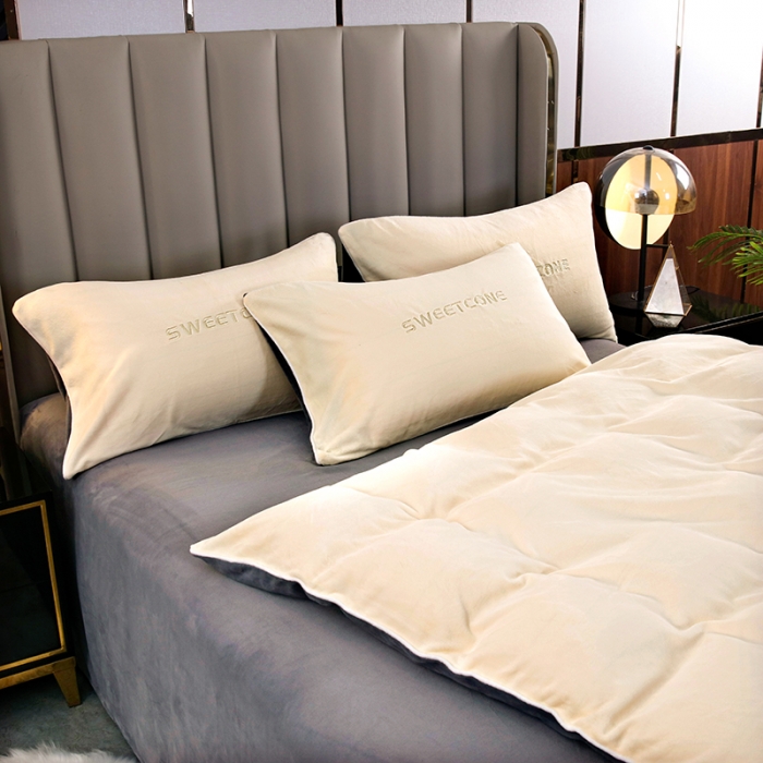 91家纺网 家纺一手货源 找家纺 贝拉梦 2023新款全消光加厚牛奶绒素色绣花四件套系列奶油白