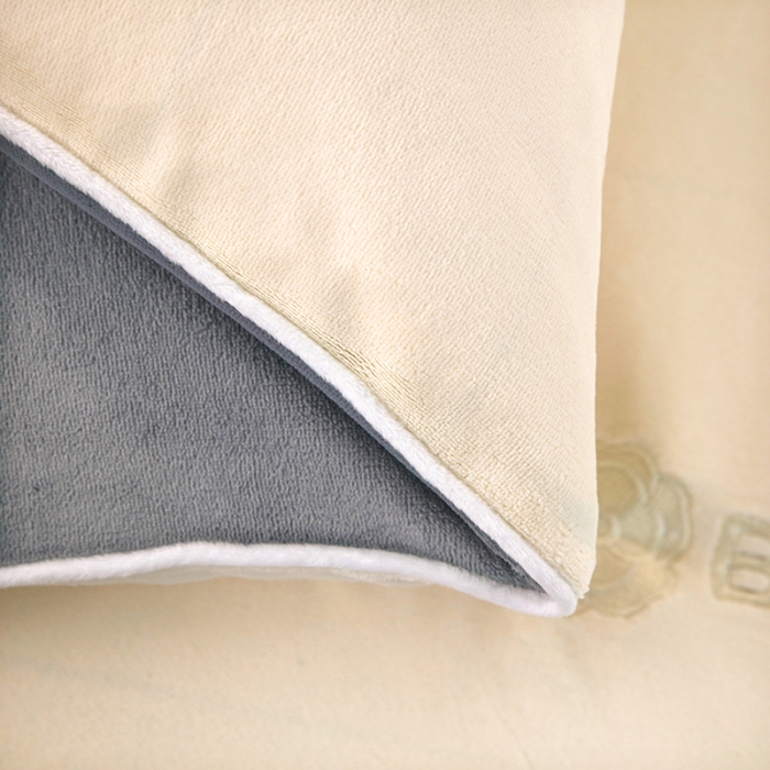 91家纺网 家纺一手货源 找家纺 贝拉梦 2023新款全消光加厚牛奶绒素色绣花四件套系列奶油白