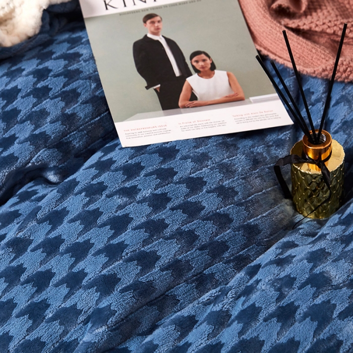 91家纺网 家纺一手货源 找家纺 席之家 2023新款双面暖绒千鸟格四件套牛奶绒单被套 千鸟格湖蓝