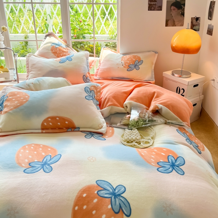 91家纺网 家纺一手货源 找家纺 米莱 2022新款牛奶绒小清新印花四件套 草莓兔