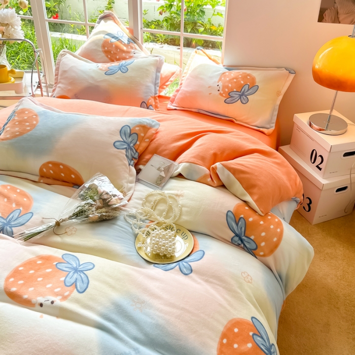 91家纺网 家纺一手货源 找家纺 米莱 2022新款牛奶绒小清新印花四件套 草莓兔