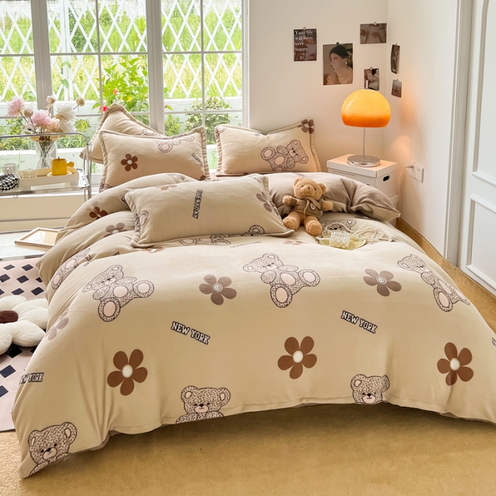 91家纺网 家纺一手货源 找家纺 米莱 2022新款牛奶绒小清新印花四件套 潮玩小熊