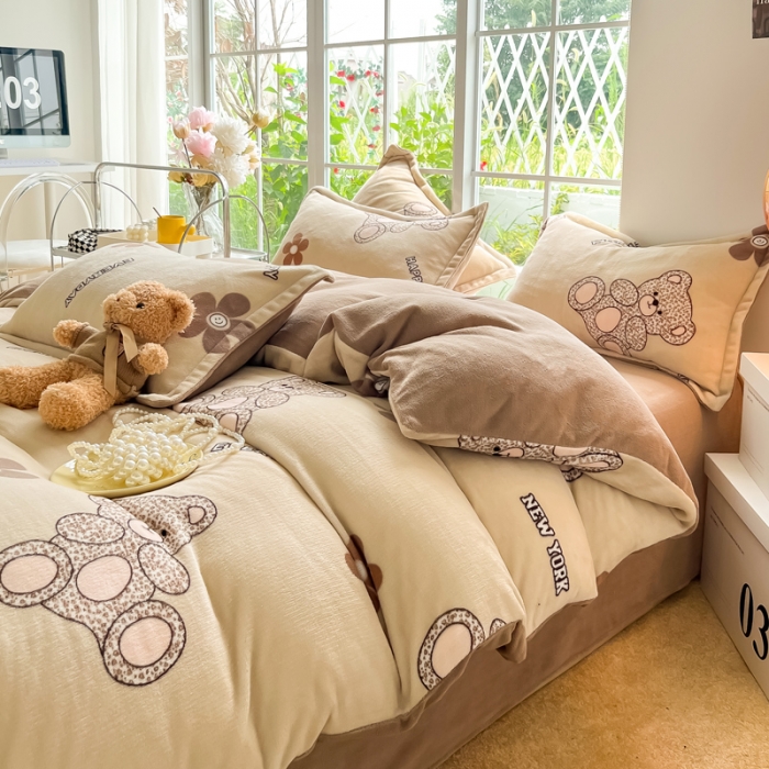 91家纺网 家纺一手货源 找家纺 米莱 2022新款牛奶绒小清新印花四件套 潮玩小熊