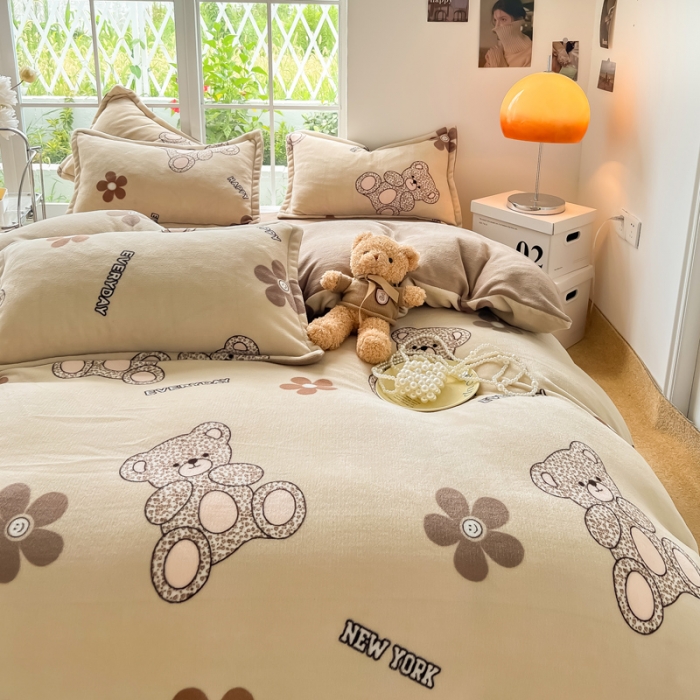 91家纺网 家纺一手货源 找家纺 米莱 2022新款牛奶绒小清新印花四件套 潮玩小熊