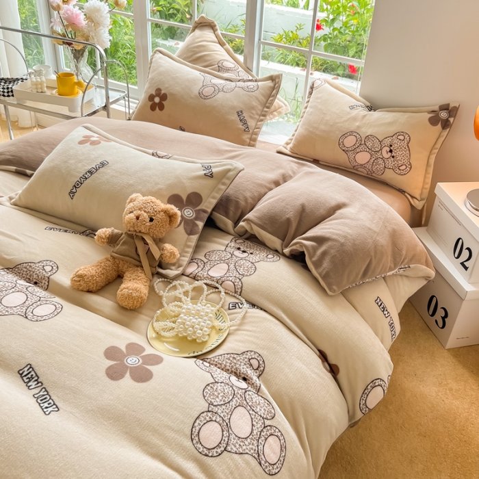 91家纺网 家纺一手货源 找家纺 米莱 2022新款牛奶绒小清新印花四件套 潮玩小熊