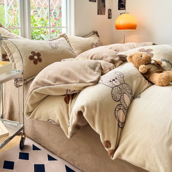 91家纺网 家纺一手货源 找家纺 米莱 2022新款牛奶绒小清新印花四件套 潮玩小熊