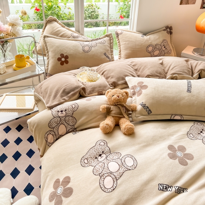 91家纺网 家纺一手货源 找家纺 米莱 2022新款牛奶绒小清新印花四件套 潮玩小熊