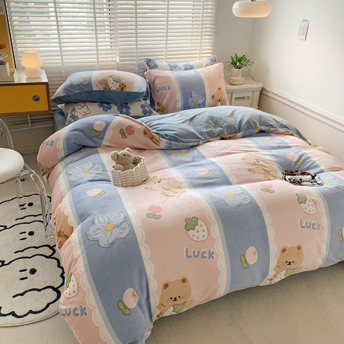 91家纺网 家纺一手货源 找家纺 澳萝拉 2022新款牛奶绒印花四件套 梦幻草莓熊